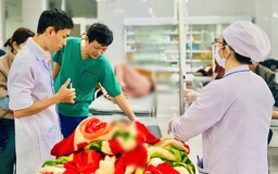 Quảng Ngãi: Xe công nông trượt bánh khi xuống đồi, 13 trẻ em trên xe bị thương