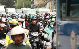 Đi làm về giờ tan tầm kẹt xe muốn 'nghẹt thở'