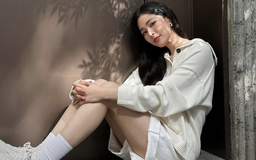 Chỉ với tông trắng, nàng vẫn đủ nổi bật giữa đám đông