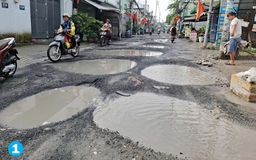 Đường toàn ổ gà, đi lại khó khăn