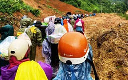 Cõng hàng băng rừng để cứu người dân vùng bị cô lập