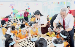'Trẻ mẫu giáo làm quen tiếng Anh, nhưng phải giữ vững tiếng mẹ đẻ'