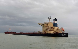 Khẩn trương xử lý tàu chở 175.000 tấn quặng sắt mắc cạn ở Dung Quất trước bão