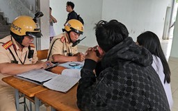 CSGT bất ngờ kiểm tra bãi xe trong trường, học sinh khóc nức nở, cuống quýt gọi ba mẹ đóng phạt