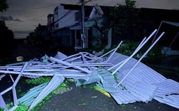 Gia Lai: Hàng trăm mái nhà bị 'vò' nát, mất điện, mất sóng sau bão số 13 Kalmaegi