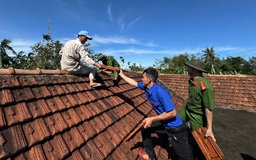 Nhà cửa ngổn ngang sau lốc xoáy, người dân Quảng Ngãi rưng rưng: 'Nếu không có các chú...'