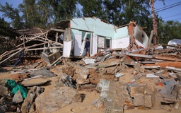 Nhà dân, kè và đường ven biển Quảng Ngãi tan hoang sau bão Kalmaegi