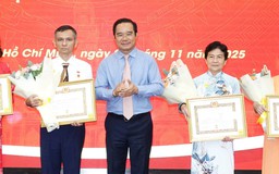 Chủ tịch Nguyễn Văn Được trao huy hiệu Đảng dịp kỷ niệm Cách mạng Tháng Mười Nga