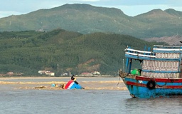 Đắk Lắk: Cứu sống 2 thuyền viên bị lật tàu trên biển