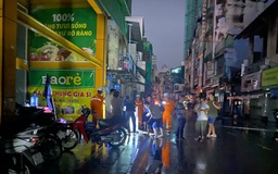 TP.HCM: Nam thanh niên nghi bị điện giật tử vong khi qua đoạn đường ngập