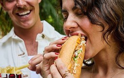 Tranh cãi khi 'ông lớn' KFC đưa bánh mì Việt Nam vào thực đơn