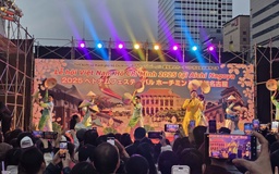 Đông Hùng hát 'Tiến quân ca' trước 10.000 khán giả tại Nhật Bản