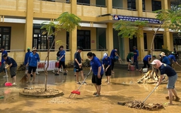 Nhiều 'team thanh niên không ngại bùn lầy' gây xúc động