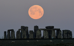 Hé lộ nguồn gốc của các hố khổng lồ 4.500 tuổi quanh di sản Stonehenge