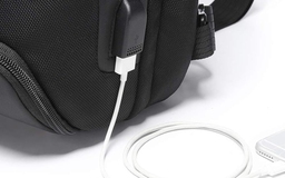 Cổng USB trên một số balo có thể làm được gì?