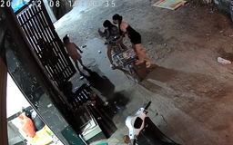 Hai cô gái lạ mặt lột bông tai vàng của bé gái ngay trước nhà