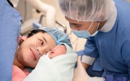 Ca sĩ Thái Trinh 'lên chức' ở tuổi 32