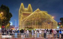 Nhà thờ Đức Bà sáng đèn đến 2 giờ sáng: Người dân TP.HCM nô nức check-in Giáng sinh