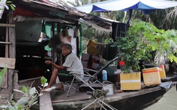 Phận đời ven kênh ở TP.HCM: 20 năm lênh đênh sông nước