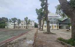 Xây dựng, sửa chữa làm nhà tạm cho cán bộ đi làm xa