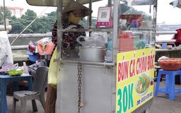 Phận đời ven kênh ở TP.HCM: Gánh bún cá giữa nhịp sống Kênh Tẻ