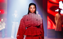 'Mẹ bỉm sữa' H'Hen Niê đọ catwalk cùng siêu mẫu Thanh Hằng