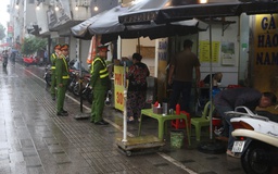 Cán bộ Hà Nội đội mưa 'lấy lại vỉa hè' cho người đi bộ