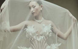 Tôn hình thể quyến rũ với áo corset, đầm dạ tiệc vải sheer