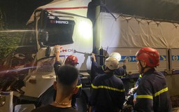 Quảng Ngãi: Phá cửa xe ô tô tải cứu tài xế bị mắc kẹt trong cabin