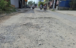 Đường nhiều ổ gà, nguy cơ mất an toàn giao thông