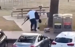 'Anh hùng' tay không tước súng của kẻ xả súng ở Sydney