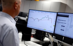 Giá TV ngày càng rẻ, màn hình máy tính vẫn khó 'mềm' theo là vì sao?