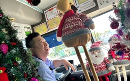 Độc đáo xe buýt được trang trí Noel, tiếp viên phát kẹo miễn phí cho khách