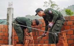 Chiến dịch Quang Trung: Người trẻ thần tốc dựng lại nhà cho người dân sau thiên tai