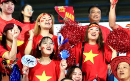 Tràn ngập cảm xúc CĐV Việt Nam: Mong đội tuyển nữ đăng quang một cách xứng đáng