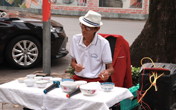 Chỉ với chén và đũa, người đàn ông U.70 'gõ' nên giai điệu Giáng sinh giữa trung tâm TP.HCM