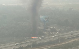 Cột khói đen cao hàng chục mét xộc thẳng vào căn hộ, cư dân chung cư TP.HCM khổ sở