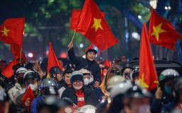 Người Hà Nội bắn pháo hoa, đi bão xuyên đêm mừng U.22 Việt Nam giành HCV SEA Games 33