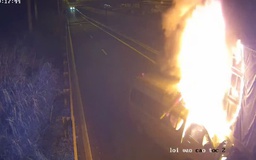 Xe cứu thương tông xe đầu kéo ở đường dẫn trạm dừng nghỉ cao tốc: 3 người tử vong