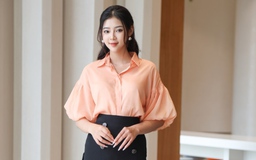 Bản phối với áo sơ mi tay phồng đầy phá cách, nâng tầm nhan sắc