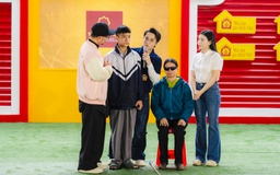 Xót xa trước cậu bé 13 tuổi làm 'đôi mắt' cho mẹ khiếm thị