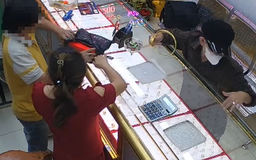 Nghi phạm cướp tiệm vàng, kề dao vào cổ dọa tự sát nếu bị bắt