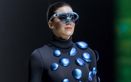 Khám phá thời trang phong cách vị lai qua các thiết kế Haute Couture Pháp