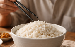 Người lớn tuổi ăn cơm nguội cần lưu ý điều gì?