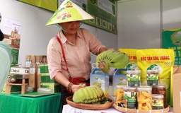 Chuối bàn tay, na sầu riêng... gây tò mò tại phiên chợ nông sản vùng miền Bình Đông