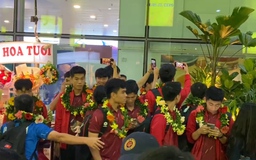 Khoảnh khắc U.22 Việt Nam xuất hiện trong sự chào đón của người hâm mộ ở sân bay Nội Bài