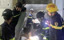 Giải cứu 3 người mắc kẹt trong thang máy bệnh viện lúc khuya