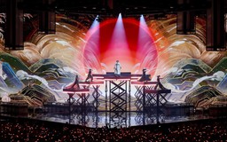 Đức Phúc suýt mang cảnh 'cháy trang phục' lên sân khấu Intervision 2025