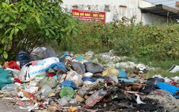 Nhiều nơi có bảng cấm vẫn đổ rác