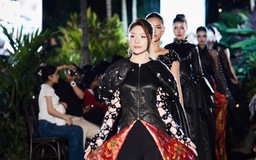 Hoa hậu biết 4 thứ tiếng diễn thời trang cùng NSND danh tiếng